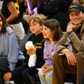 Mila Kunis i Ešton Kučer prvi put pokazali decu javnosti (FOTO)