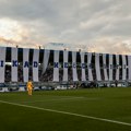 Navijači sa krova stadiona prekinuli meč Partizana: Pogledajte lude scene u Pazaru VIDEO