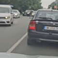 Kobni trotinet: Dečak u Novom Sadu umalo nastradao i to kod škole, snimak sa lica mesta