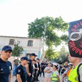 Gradonačelnik Novog Sada u Svilari, ispred Zbor građana Podbare koji zviždi, a između policija FOTO, VIDEO