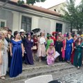 Mitrovčanke zasenile Skadarliju: Ansambl „Arodisi“ i unikatni šeširi Snežane Kovačević oduševili publiku