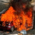 Drama na bežaniji: Ogroman plamen guta vozilo, crni dim nezaustavljivo kulja: Jeziva slika sa lica mesta (foto)