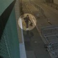 (Video) Ovo je jedan od uhapšenih Srba u Parizu! Otkriven snimak kako baca svinjsku glavu ispred džamije u Parizu, s njim…