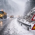 Putevi Srbije upozoravaju: Vozači oprez, na putevima sneg i poledica, a ovde ima i odrona
