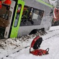 Voz iskočio iz šina zbog lavine u Švajcarskoj, nekoliko povređeno, 30 evakuisano