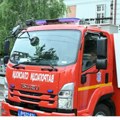 Požar u Zrenjaninu, gori trava i nisko rastinje, vatrogasne ekipe na terenu