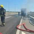 (Foto) Zapalio se autobus sa fudbalerima! Drama na mostu kod Beške: Zadnji deo vozila potpuno izgoreo, saobraćaj otežan