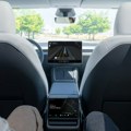 Ništa mu ne smeta: Tesla robotaksi prošao kroz stubiće na putu VIDEO