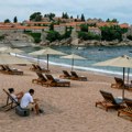 Najlepše crnogorsko letovalište otvara se posle dve godine: Ni dubok džep ne garantuje mesto na plaži, u grad se ulazi u…