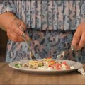 Musaka i šopska salata kakvu dosad niste probali! Ukućani će obožavati ovaj recept, a gotovo za tili čas (video)