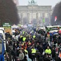 Opšti haos na masovnom protestu u Nemačkoj Hitno reagovala policija, morali su da ih hapse!