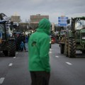 Počela totalna blokada Pariza: Poljoprivrednici opkolili 8 auto-puteva, Makron se obraća besnim farmerima u toku dana