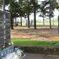 Vučić položio cveće u spomen-parku u Malom Orašju: "Kao roditelj, osećam ogromnu bol zbog izgubljenih života"