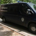 Џип се сударио са полицијским комбијем: Несрећа у Лесковцу, једно возило се закуцало у капију дворишта