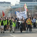 Beogradski studenti koji su krenuli u protestni marš stigli do Inđije gde će prenoćiti