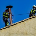 U Vatikanu postavljen dimnjak koji će signalizirati izbor novog pape