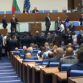 Potukli se bugarski poslanici: Haos u parlamentu zbog prijema zemlje u evrozonu (video)