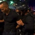 (Video) Reporter: Cnn-a u grotlu protesta, policija mu stavila ruke iza leđa! Šok scene iz Kalifornije obilaze svet…