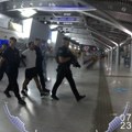 (Video) Opsadno stanje na aerodromu Podgorica: Policajci sa dugim cevima oko celog aerodroma, doveden opasni kriminalac
