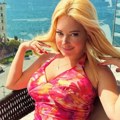 Pevačica (48) zavodljivo pozira, svi pogledi uprti u nju: U petoj deceniji pokazala obline u miniću, evo šta je sve radila na…