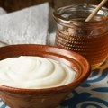 Grčki jogurt ili kefir: Šta je bolje za zdravlje creva?