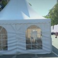 SNS danas organizuje miting u Beogradu: Postavljene metalne barijere, štandovi i bine