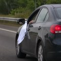 Vozači vezuju belu krpu za prozor automobila i imaju dobar razlog za to: Malo ko zna šta ovo zapravo znači, evo zašto ne bi…