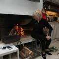 Staklena soba, bazen i kamin: Zavirite u topli dom Cakane i njenog supruga: Evo čemu se gosti i dečica najviše raduju (foto)