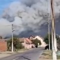(Foto, video) Ogroman oblak dima iz Deliblatske peščare guta naselja! Apokaliptične scene u Banatu, buktinja vidljiva i na…