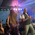(Video) Era Ojdanic i Atina Ferari zapalili masu na Šabačkom vašaru Pevačica u uskom kombinezonu sa velikim izrezom na…