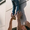 Uznemirujući snimak Trogodišnja devojčica visi sa 12. sprata, komšije pokušavaju da je spasu