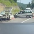 Jeziv sudar na putu Olovo-Kladanj Automobili zgužvani do neprepoznatljivosti, ima povređenih (video)