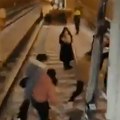 Prepolovio se na dva dela! Haos u Kini! Direktan sudar vozova, više od 500 ljudi primljeno u bolnicu (video)