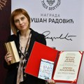 Dodeljena nagrada Dušan Radović za književnost za decu i mlade: Dragani Mladenović uručeno priznanje i novčani iznos od…
