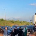 Srbi zaigrali kolo na granici Njima gužva ne može da pokvari raspoloženje, ovo je hit (video)