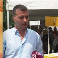 Savo Manojlović u klinču sa službenicima opštine Novi Beograd
