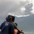 Eruptirao vulkan Ibu u Indoneziji, postoji opasnost od bujica i toka hladne lave