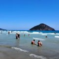 Ne daju da prođete ako ne platite Bahati radnici plažnog bara na Tasosu maltretiraju turiste (foto)