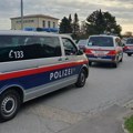 Ženi prerezao grkljan, pa teško povredio pripadnika Kobri: Policija se i dalje bori sa napadačem u Austriji