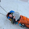 (Foto) prve fotografije povređenog đanija u Italiji: Leži na nosilima, ruka zavijena, odmah prebačen u kola Hitne pomoći