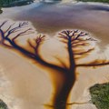 Fotografija jezera iz vazduha posle oluje,daj a u njemu se vidi nešto što zovu „božjim čudom“: Ovo mesto ima poruku za…