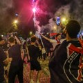 Jezive scene sa ulica Pariza: Požari trajali celu noć, huligani se tukli sa policijom
