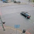 (Uznemirujući snimak) "Tesla" se u punoj brzini okreće u vazduhu, onda je "pokupio" ženu koja prelazi ulicu