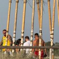 (Paparaco) dozlogrdile mu: Ẓ̌ene Našli smo Janjuša na Adi Bojani, a od fatalne brinete ni traga ni glasa: I svima je za oko…