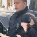 Šok snimak iz Berlina, ruke preko očiju: Pogledajte kako nemačka policija hapsi devojčicu (13) (video)