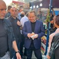 Dačić prošetao kroz Roštiljijadu sa pljeskavicom u ruci