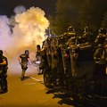 Studenti iz Novog Sada tvrde da je policija na građane ispaljivala gumene metke: „Jedan kolega sa Filozofskog ima ranu na nozi“…