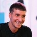 (Фото): Огромне фигуре Тома и Џерија, ТВ преко целог зида и уградни камин: Завирите у стан Богдана Богдановића - Једна слика…