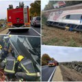 Priveden vozač (70) autobusa: Sleteo s puta kod Sremske Mitrovice, poginule dve osobe, 83 povređene