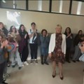 Cela škola ispratila profesorku u zasluženu penziju (VIDEO)